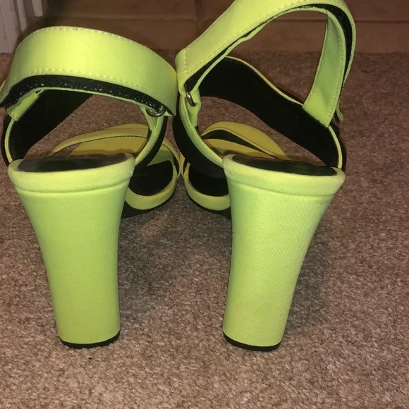 NWOT Bright Yellow Heels - Picture 4 of 5